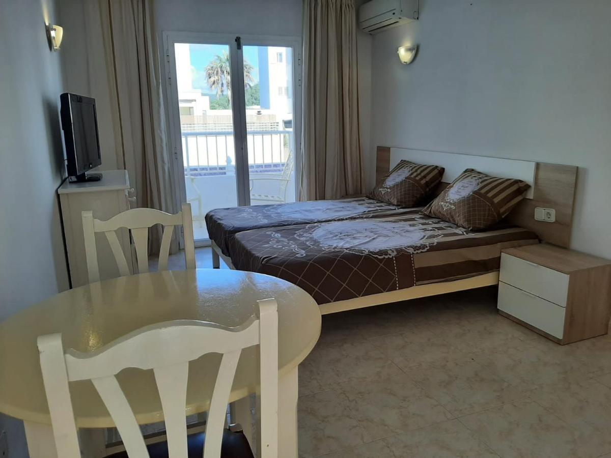 Apartamentos Torres Cardona Кала-Лонга Экстерьер фото